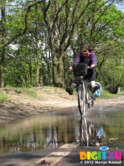 SX22316 Jenni riding through a puddle